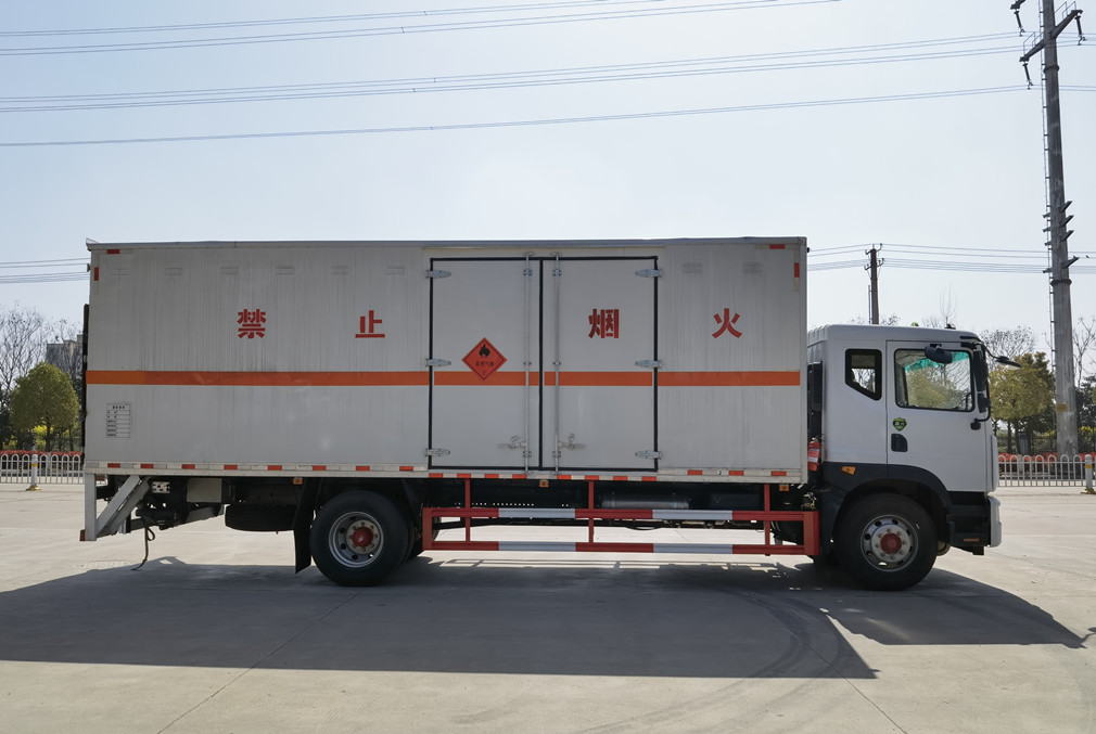 東風D9貨廂6.8米/7.6米爆破器材車 東風D9貨廂6.8米/7.6米爆破器材車