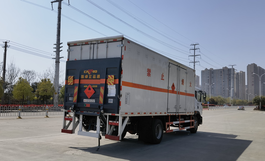 東風D9貨廂6.8米/7.6米爆破器材車 東風D9貨廂6.8米/7.6米爆破器材車