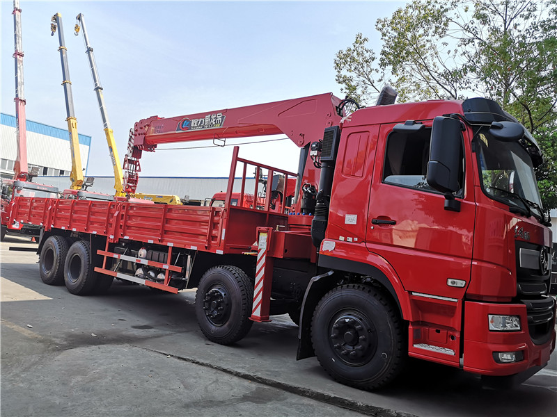 東風(fēng)暢行D7L前四后八14噸隨車吊